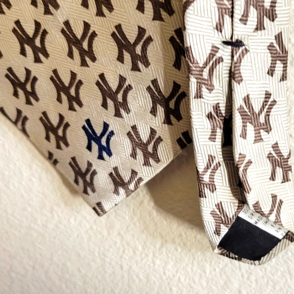 RM Sport Other - RM Sport New York Yankees Silk Tie pre-owned Official Logo